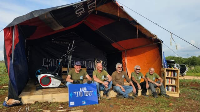 בניית חדרי כושר לחיילים בשטח