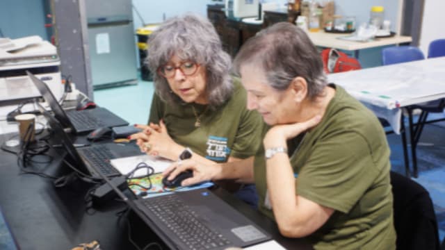 במקום לשבת בבית מגיעים להתנדב ולתרום