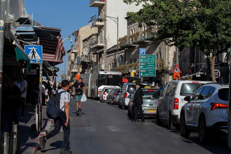 עומס תנועה סמוך לשוק (צילום: עמית שאבי) עומס תנועה סמוך לשוק