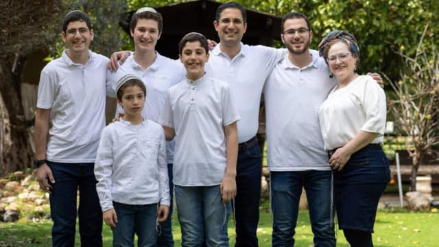 משפחת בדלוב (צילום: באדיבות מכר המשפחה, מתוך הרשת החברתית שימוש לפי סעיף 27א לחוק זכויות יוצרים) משפחת בדלוב