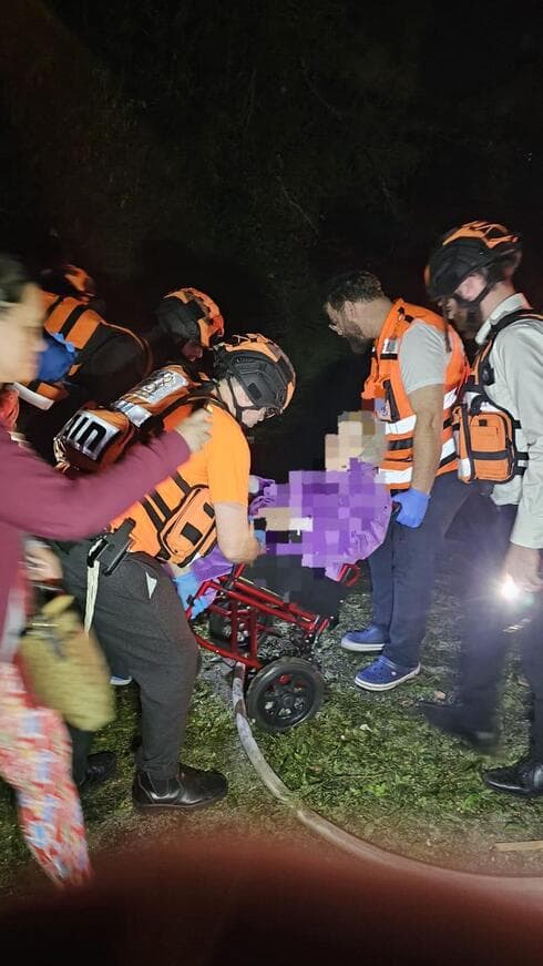 מתנדבי איחוד הצלה בחילוץ קשישים מבתים ברחוב קלר