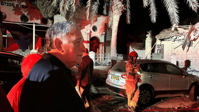 יונה יהב בזירת הפגיעה בבית הכנסת ברחוב קלר (צילום: עיריית חיפה) יונה יהב בזירת הפגיעה בבית הכנסת ברחוב קלר