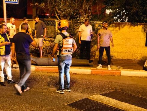 חלק מטיל נפל ברחוב חבד בקרית שמואל