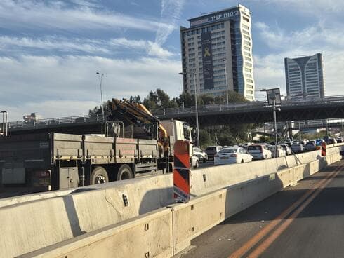 פקק בגלל הפגנה של חרדים כביש 4 ליד פתח תקוה