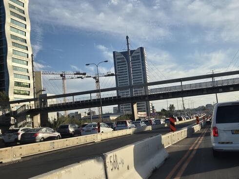 פקק בגלל הפגנה של חרדים כביש 4 ליד פתח תקוה