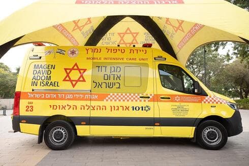 הניידת החדשה (צילום: אלירן אביטל) ניידת טיפול נמרץ חדשה של מד"א לזכרם של חובש בכיר במד"א, אביה חצרוני ז"ל, נכדיו ואחותו