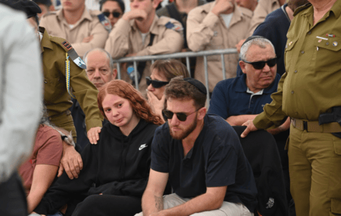 משפחתו של סרן יוגב פזי ז"ל וח"כ איזנקוט (צילום: הרצל יוסף) משפחתו של סרן יוגב פזי ז"ל וח"כ איזנקוט