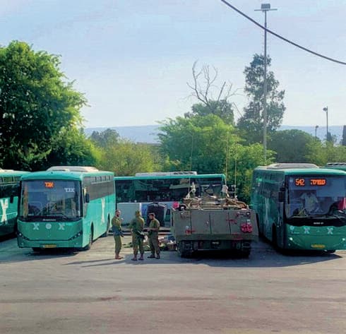 נגמ"ש חונה בתחנה המרכזית (צילום: דקל חרמש) נגמ"ש חונה בתחנה המרכזית