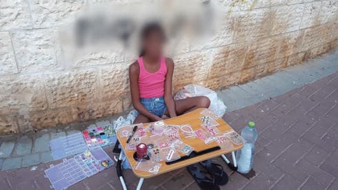 הדוכן של הילדה במדרחוב. חולמת בגדול