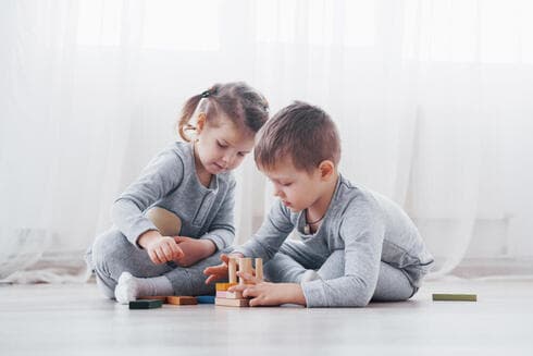 משחקים שיתרמו להתפתחות הילדים וימנעו תלות במסכים