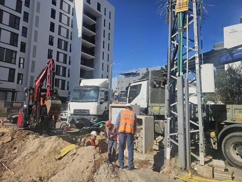 הטמנת קווי החשמל ברחוב מחנה יהודה פינת מנחם רצון פתח תקוה (צילום: מתוך דף הפייסבוק של רמי גרינברג) הטמנת קווי החשמל ברחוב מחנה יהודה פינת מנחם רצון פתח תקוה
