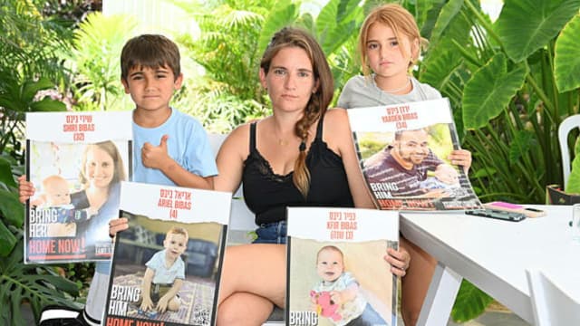 דנה סילברמן סיטון אחותה של שירי ביבס החטופה בעזה על תמונות ירדן, שירי והילדים אריאל וכפיר ביבס (צילום: הרצל יוסף) דנה סילברמן סיטון אחותה של שירי ביבס החטופה בעזה על תמונות ירדן, שירי והילדים אריאל וכפיר ביבס