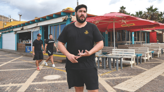 "לפחות שישימו מיגוניות". ליאו שווץ כאמל חיפה