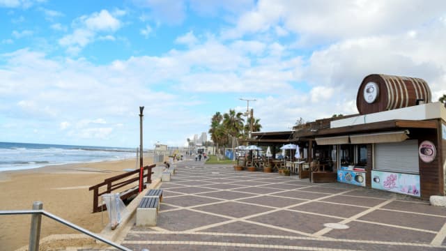 מסעדות ריקות. אנשים מגורשים מהחופים