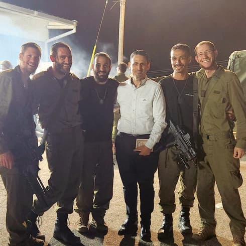 בן דור עם לוחמים