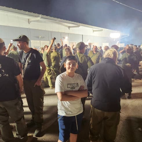 הבן איתמר. "החיילים מרימים אותו על הכתפיים והוא מאושר"