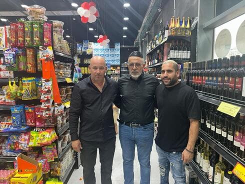 גל מזרחי, אבי חיים ויוסי שוורץ בהשקת הסניף החדש בראשון לציון
