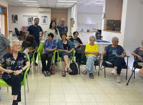 משתתפי הסדנא והרופא אביב כץ