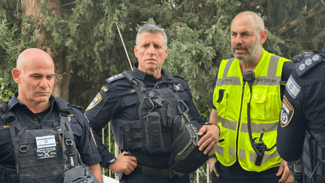 נציגי העירייה והמשטרה בזירת הנפילה