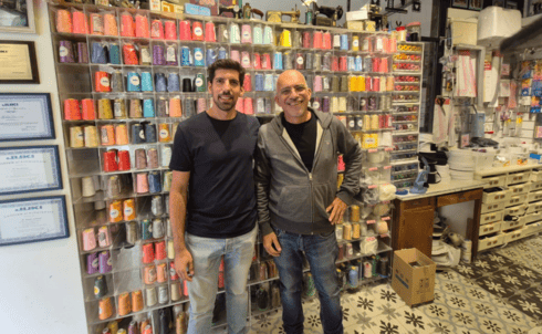 חנן ורועי קמנמן בחנות בעיר העתיקה בבאר שבע