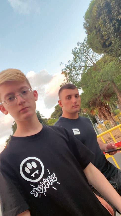 אופיר יחד עם אחיו החטוף מתן אנגרסט
