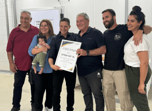 לוטר, שלישי מימין, עם תעודת ההוקרה מדנילוביץ' (צילום: עמוד הפייסבוק של רוביק דנילוביץ') לוטר, שלישי מימין, עם תעודת ההוקרה מדנילוביץ'