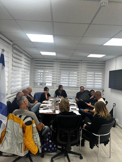 חברי הוועד בפגישה עם נציגי העיריה (צילום: פרטי) חברי הוועד בפגישה עם נציגי העיריה