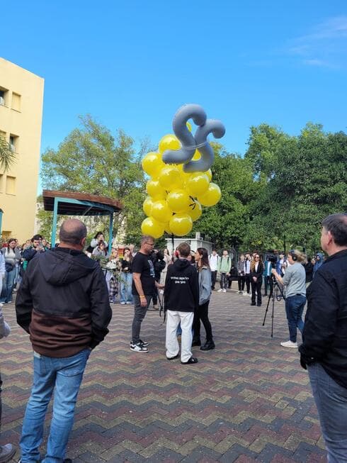 טקס הפרשת חלה לשובו של החטוף מתן אנגרסט בחצר בית הספר