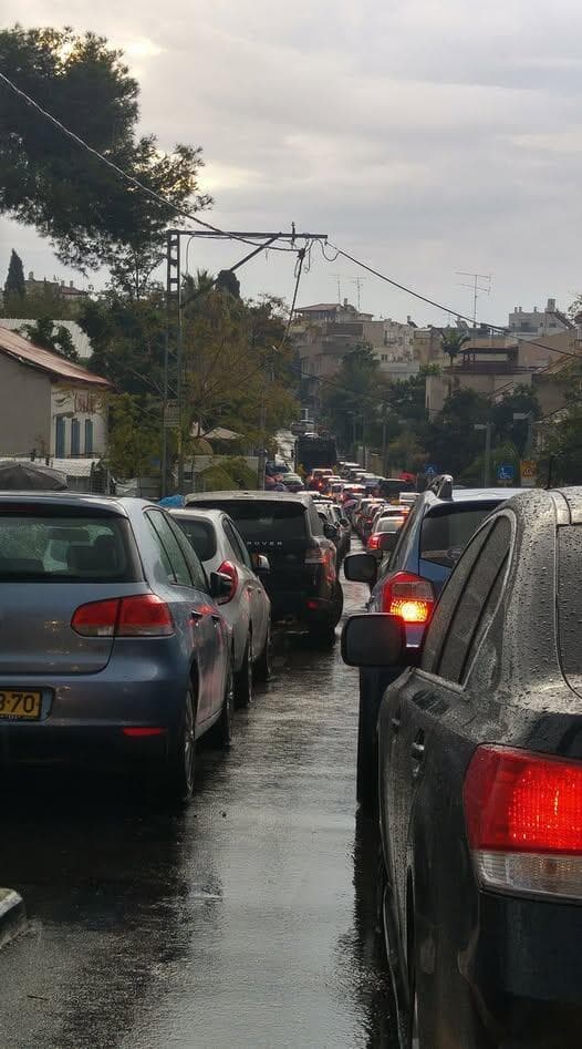 פקק בגלל משאית זבל בחולון 