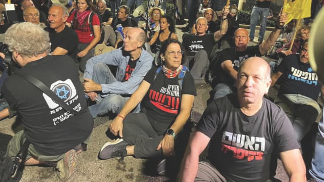 נסחף למחאות בלפור. אמיר שדה