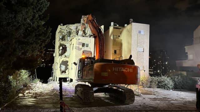הבניין שנפגע בחיפה. הריסתו כבר החלה