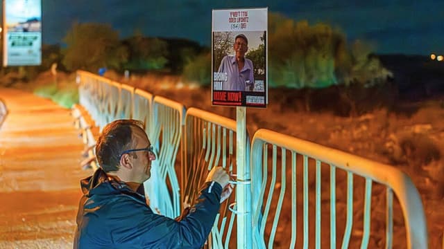 שלטי החטופים והחטופות שנתלו בחיפה