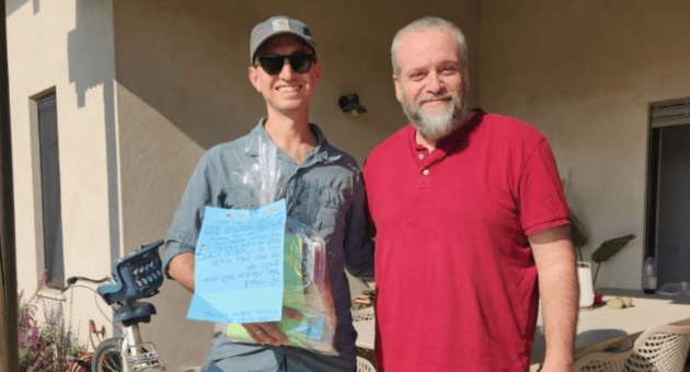 עם אחד הפצועים