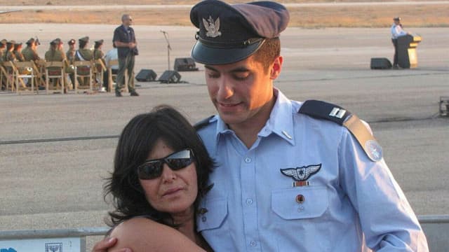 רב סרן אסף דגן עם אימו