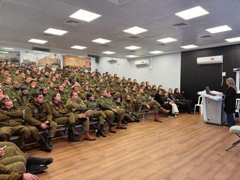 בהרצאה מול חיילים