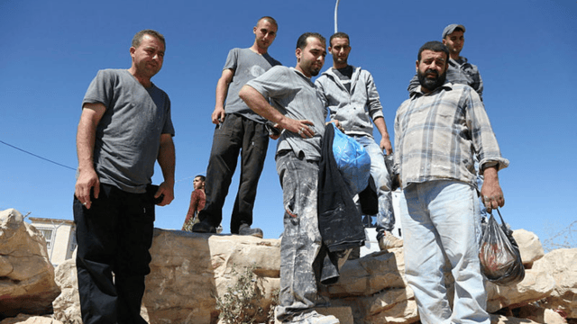 בדרך לחיפה? עובדים פלסטינים (צילום: שאול גולן) בדרך לחיפה? עובדים פלסטינים