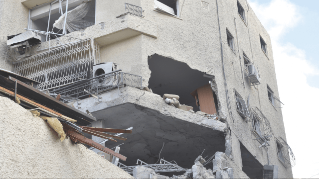 "הטיל נכנס בקומה ראשונה וירד עד מינוס 2". הפגיעה בניין (צילום: איחוד הצלה) "הטיל נכנס בקומה ראשונה וירד עד מינוס 2". הפגיעה בניין