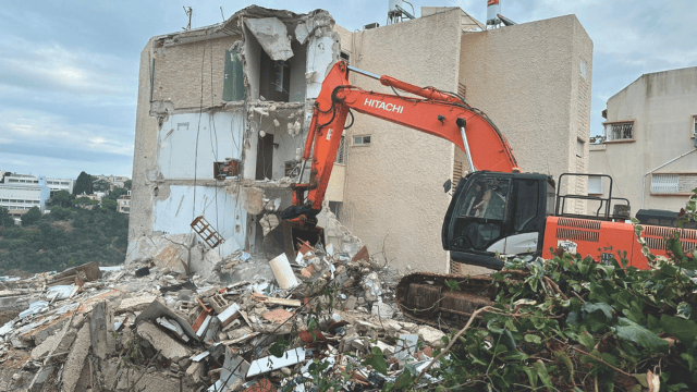 "נתנו לנו חצי שעה להוציא דברים". הריסת הבניין בחיפה (צילום: שרון צור) "נתנו לנו חצי שעה להוציא דברים". הריסת הבניין בחיפה