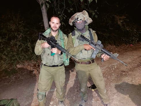 אלדד (מימין) עם חברו שנפל בעזה גדעון חי דירוא ז"ל (אלדד (מימין) עם חברו שנפל בעזה גדעון חי דירוא ז"ל) אלדד (מימין) עם חברו שנפל בעזה גדעון חי דירוא ז"ל