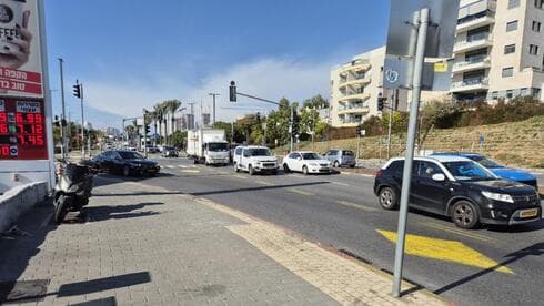 הנת"צ בחולון. חייבים לעלות עליו כדי לצאת מתחנת הדלק