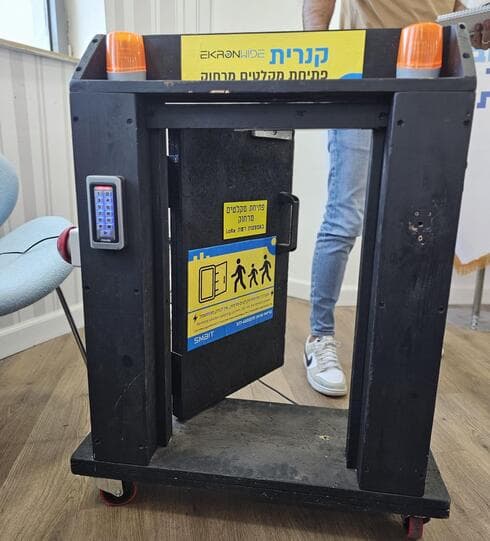 דגם מוקטן של המערכת האוטומטית שתתוקן במקלטים הציבוריים ברחובות. למה לא בחולון? (צילום: עיריית רחובות) דגם מוקטן של המערכת שתתוקן במקלטים הציבוריים ברחובות