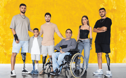 עידן עם החברים המשתתפים בקמפיין