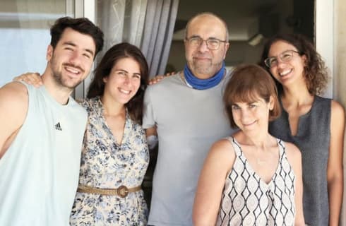 שמעון רודריגז עם משפחתו
