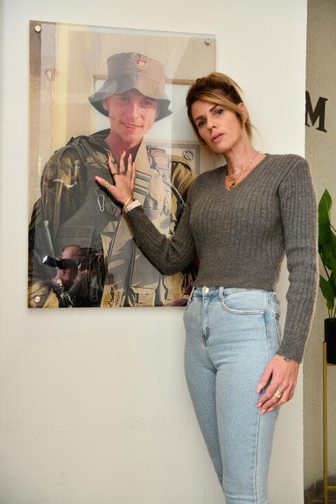 "שנהיה ראויים לאוראל ולכל החיילים שנפלו כאן". ליאת בשן לצד תמונת בנה (צילום: נחום סגל) ליאת בשן, אמא של אוראל ז"ל, שנהרג בעזה