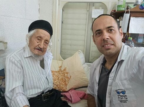 מארי אברהם גוזי בבדיקת העיניים בביתו