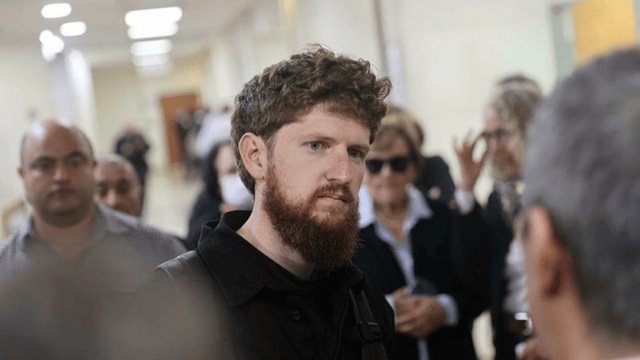 איתי גל מחוץ לאולם בית המשפט (צילום: מוטי קמחי ויינט) איתי גל מחוץ לאולם בית המשפט