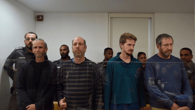 עצורי קיסריה בדיון הארכת מעצר (צילום: שרון צור) עצורי קיסריה בדיון הארכת מעצר
