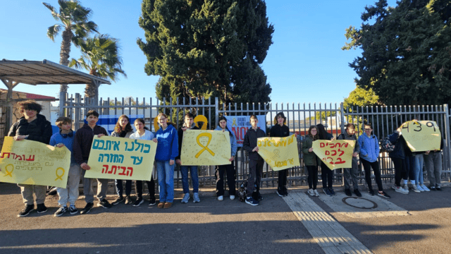 תלמידים בחיפה קוראים להשבת החטופים
