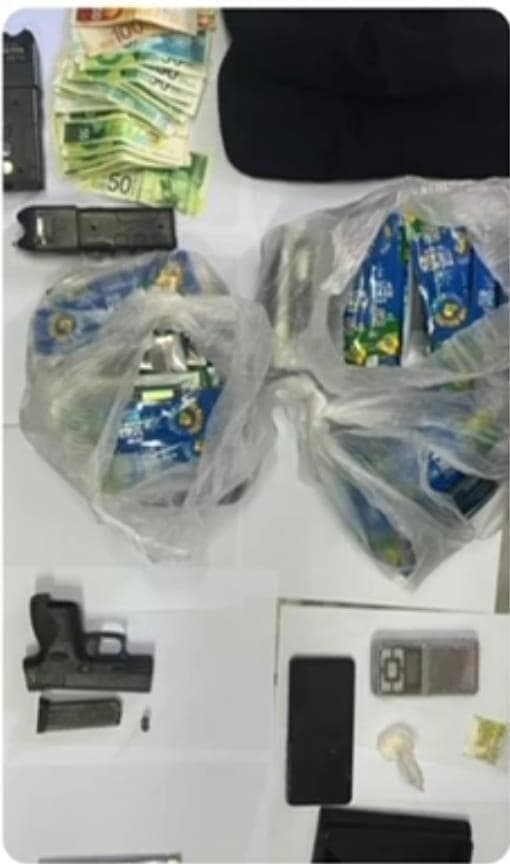 פריטי האמל״ח והסמים שנתפסו (צילום: דוברות המשטרה) פריטי האמל״ח והסמים נתפסו