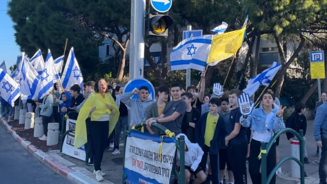 תלמידי ריאלי בית בירם בכיכר קריית ספר